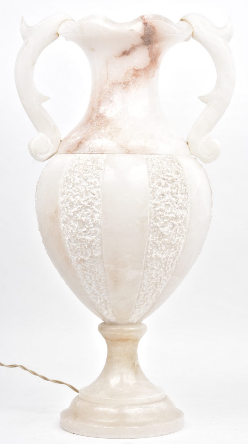 Een albasten lampvoet in de vorm van een sierkan.