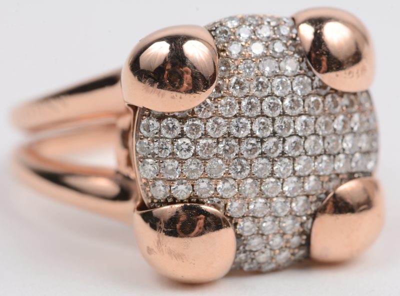 Een 18 karaats roze gouden ring bezet met een briljanten met een gezamenlijk gewicht van +- 1,56 ct.