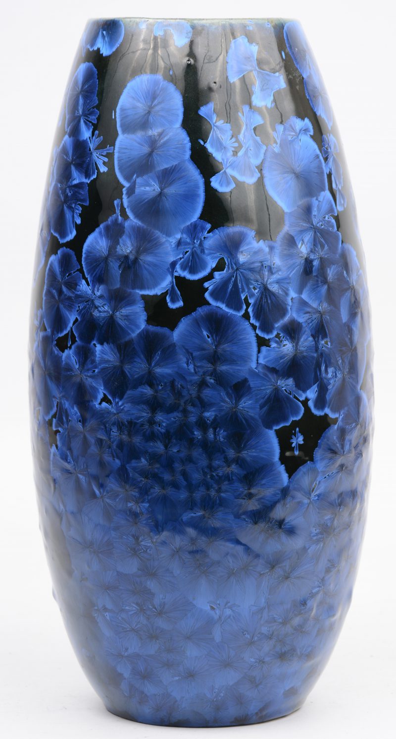 Een porseleinen vaas op basis van het zg. Blanc-de-Chine met blauw op zwart decor van zink, kobalt en titanium. Onderaan gesigneerd.
