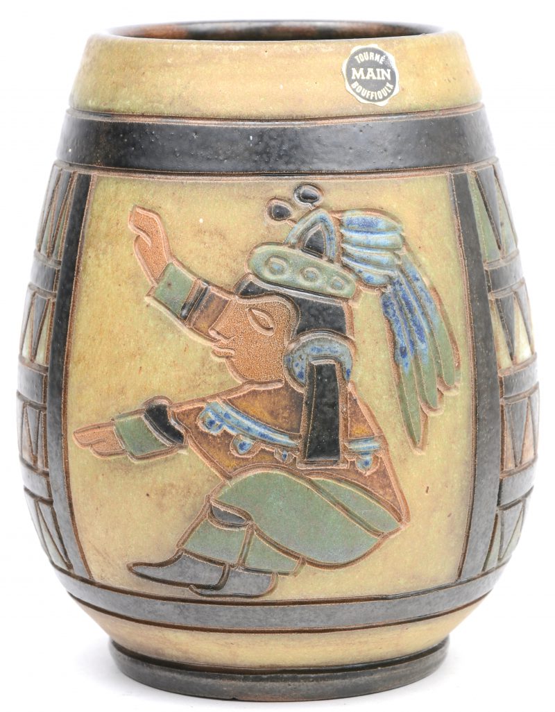 Een art deco vaas van steengoed met meerkleurig gestileerd decor, Zuid-Amerikaans geïnspireerd. Onderaan gemerkt. Model MA5.