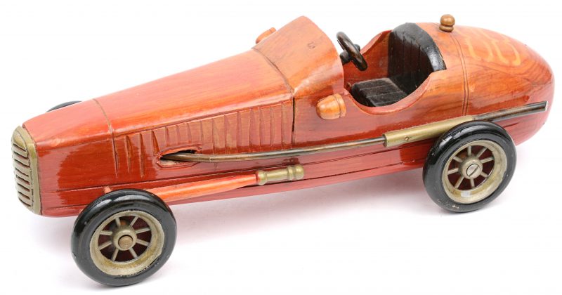 Een schaalmodel van een racewagen uit de jaren ‘20.