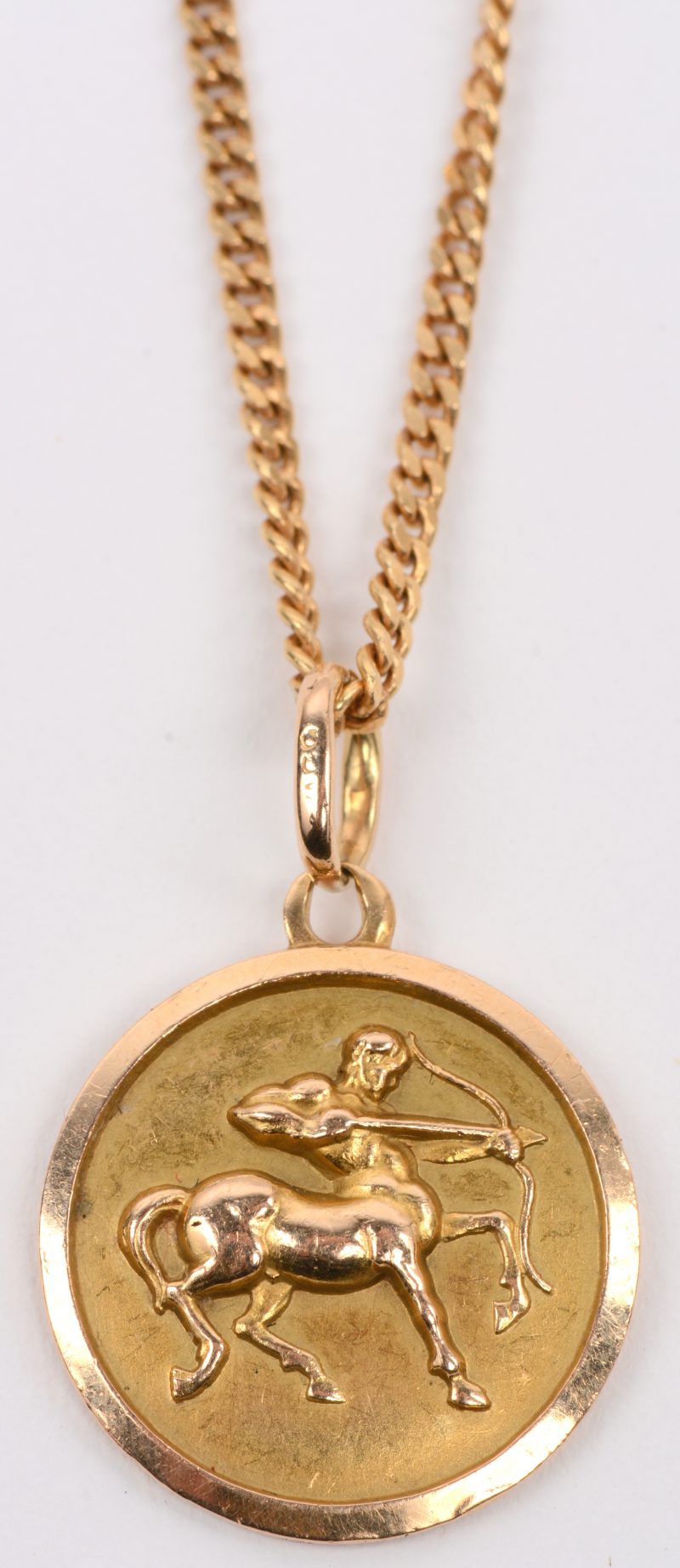 Een 18 karaats geel gouden ketting met hanger met horoscoop boogschutter.