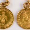 Een paar 18 karaats geel gouden oorbellen met munten. Mexicano 1865. 1 Peso.