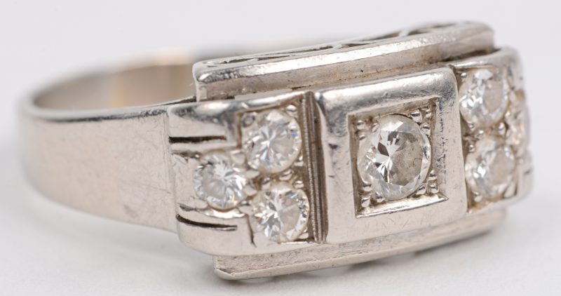 Een platina art deco ring bezet met diamanten met een gezamenlijk gewicht van +- 0,80 ct.