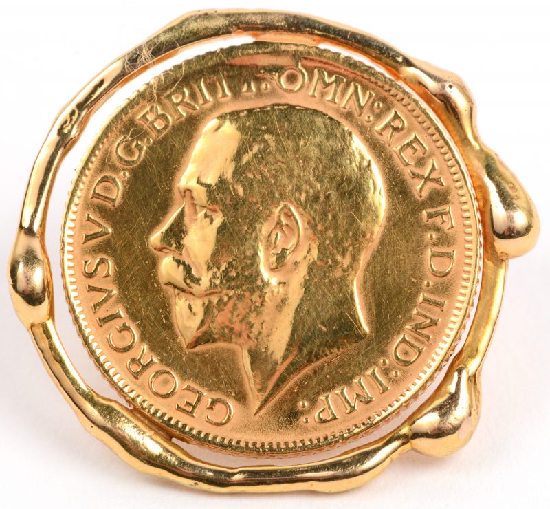 Een 18 karaats geel gouden munt gemonteerd als oorbel. George V, 1913.