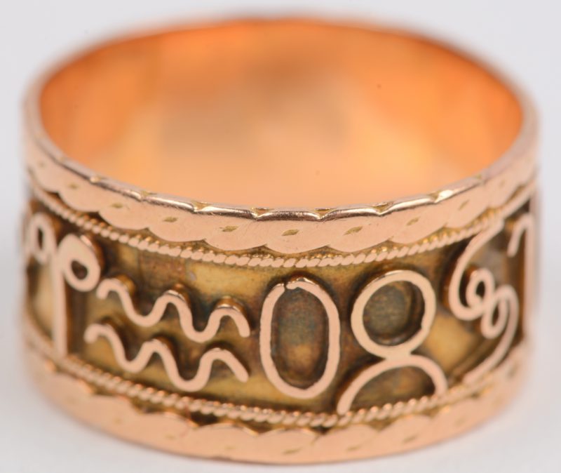 Een 18 karaats geel gouden gegraveerde ring.