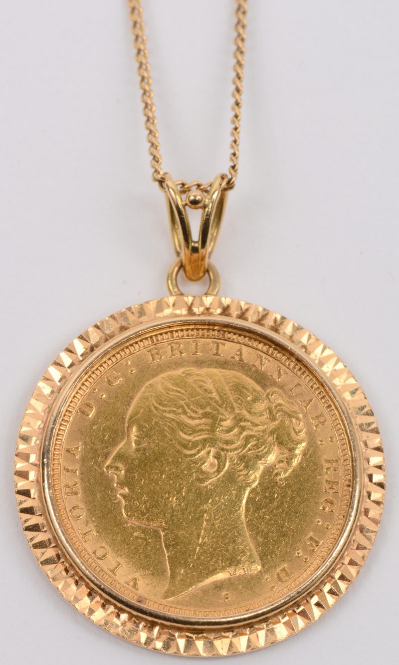 Een 18 karaats geel gouden ketting met hanger bezet met een munt. Victoria 1885.
