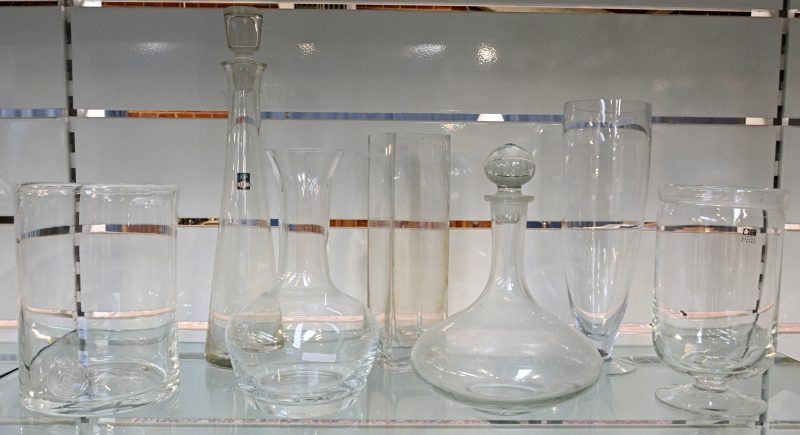 Een lot kleurloos kristal en glaswerk, bestaande uit vier verschillende vazen, een kan en twee karaffen.