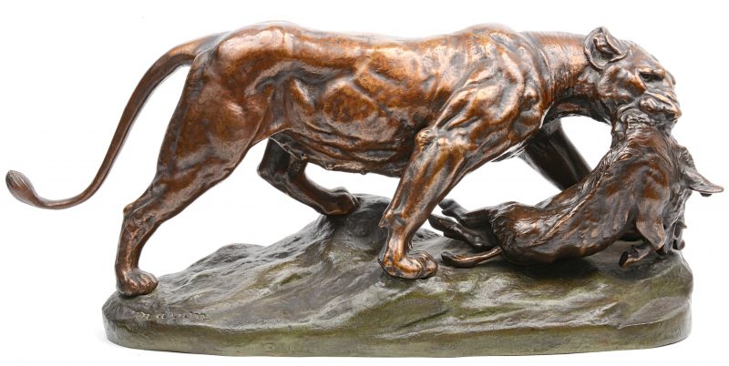 “Leeuwin met prooi”. Een gepatineerd bronzen beeld. Gesigneerd.
