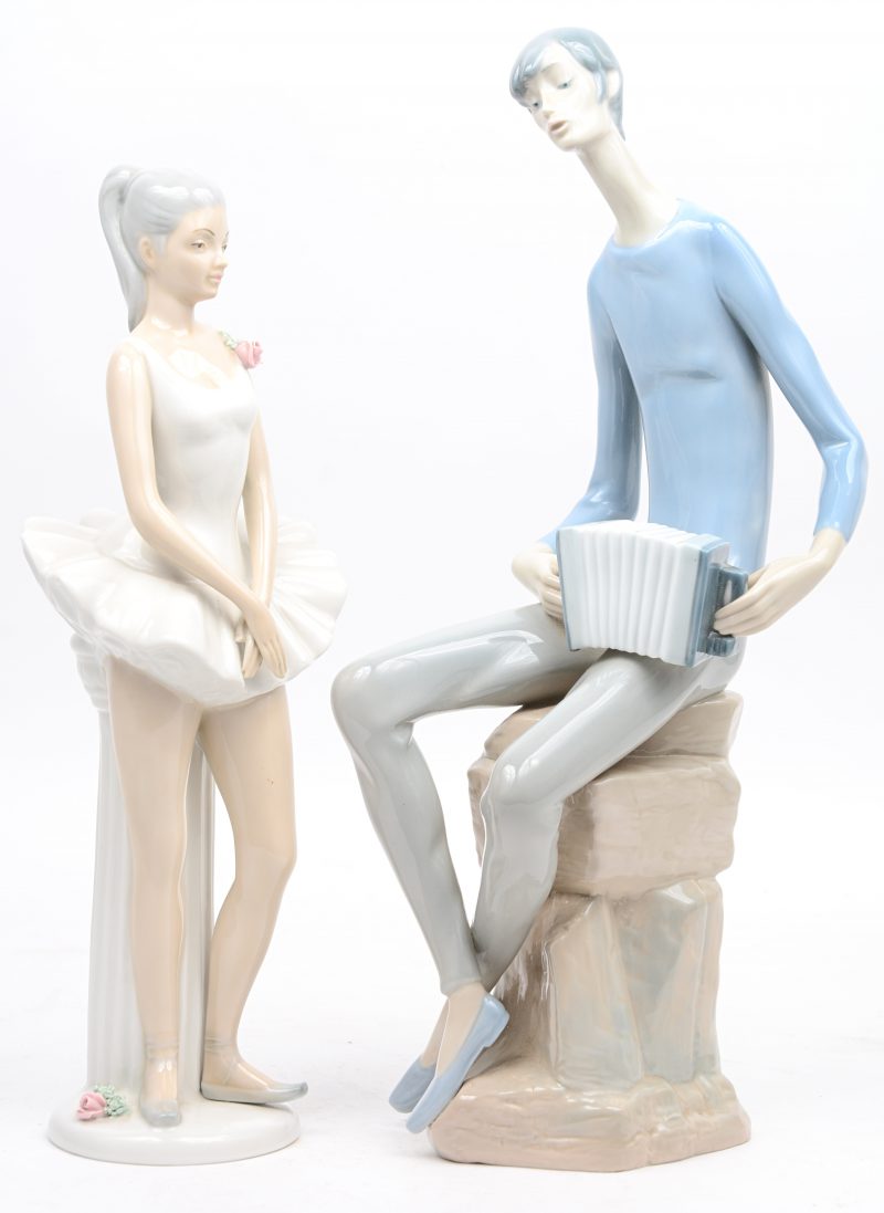 “Accordeonist” & “Ballerina”. Twee beelden van meerkleurig Spaans porselein. Het eerste gemerkt van Nao, het andere van Miquel Requena.