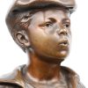 “Mousse siffleur”. Een bruingepatineerd bronzen beeld. Gesigneerd en met gieterijstempel.