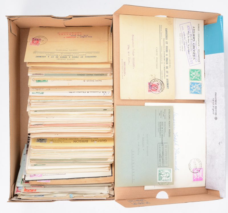 Een doos met gefrankeerde briefkaarten vanaf W.O. I tot begin jaren zestig.