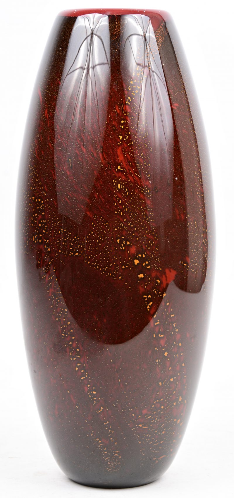 Een vaas van rood Muranoglas met gouden spikkels.