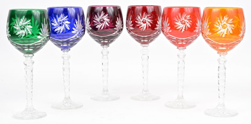 Een set van zes geslepen kristallen wijnglazen met gekleurde kelk.