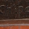 “Danseres”. Een beeld van gepatineerd brons op sokkel van rood en zwart marmer. Naar een werk van Chiparus.