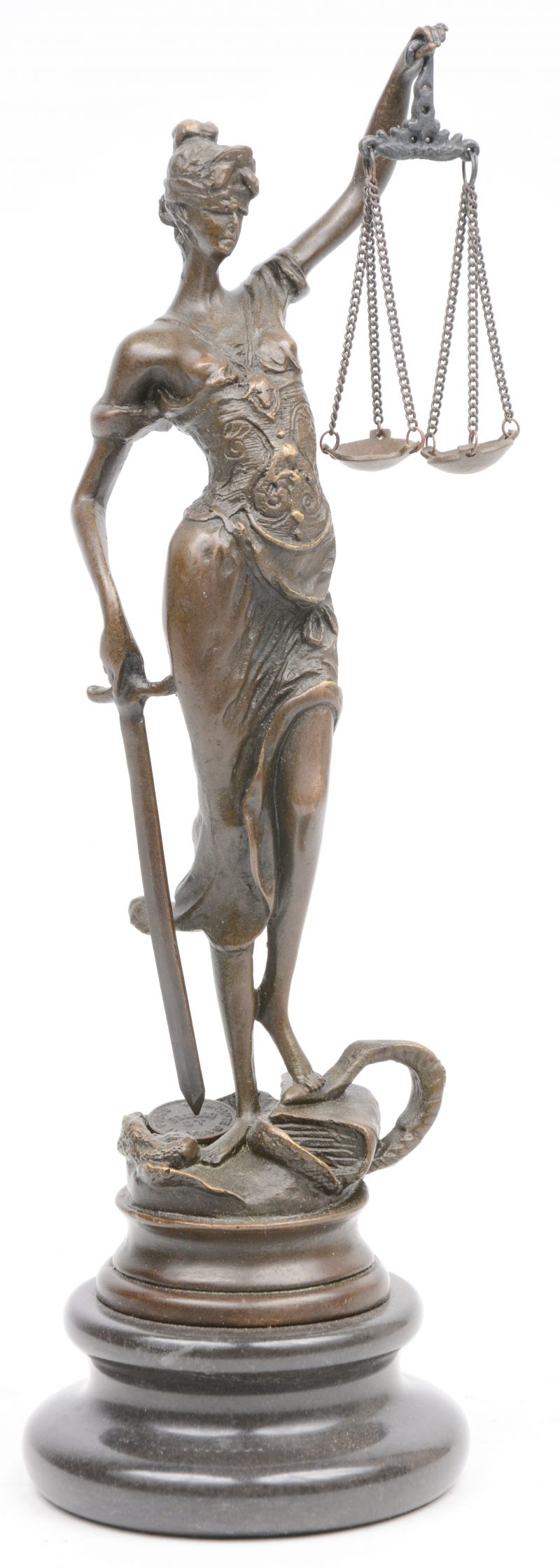“Vrouwe Justitia”. Een bronzen beeldje op arduinen voetstuk naar een werk van Alois Mayer.