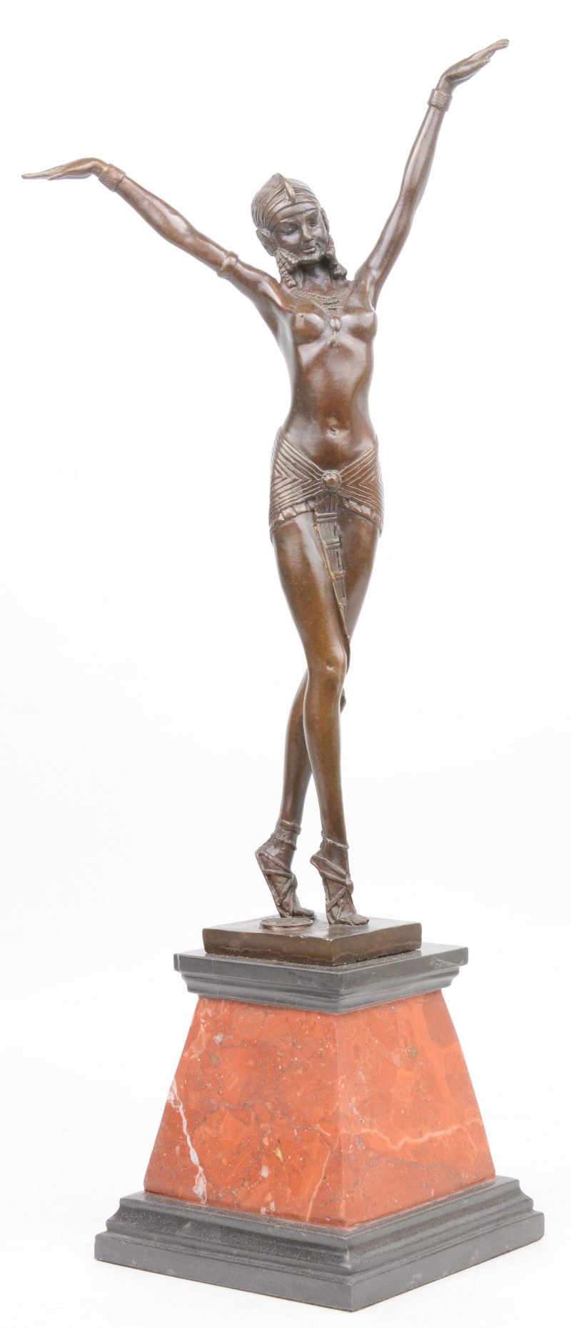 “Danseres”. Een gepatineerd bronzen beeld op voetstuk van rood en zwart marmer, naar een werk van Chiparus.