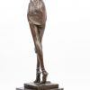 “Danseres”. Een gepatineerd bronzen beeld op voetstuk van rood en zwart marmer, naar een werk van Chiparus.