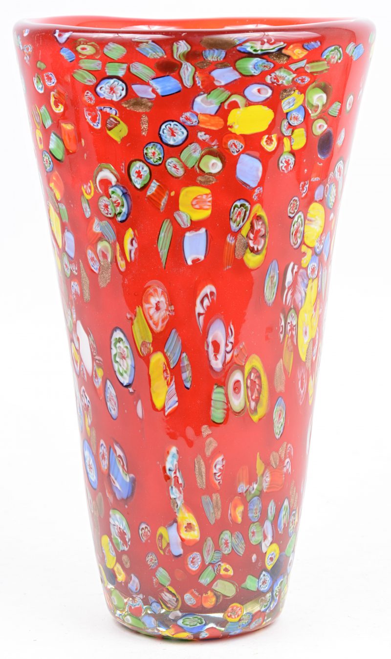 Een vaas van rood Muranoglas met meerkleurig millefioridecor.
