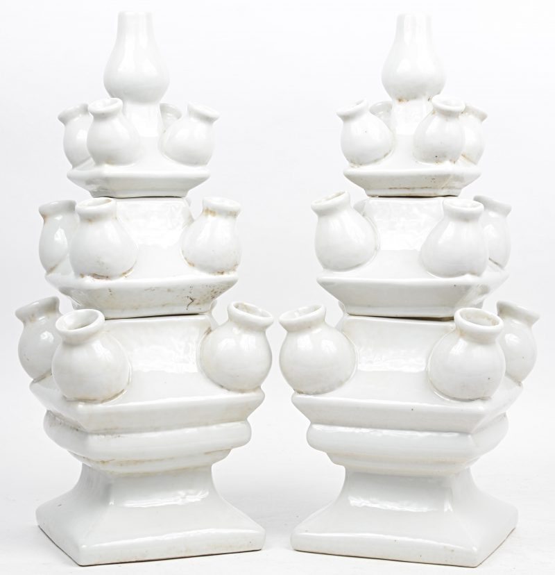 Een paar driedelige tulpenvazen van monochroom wit porselein.