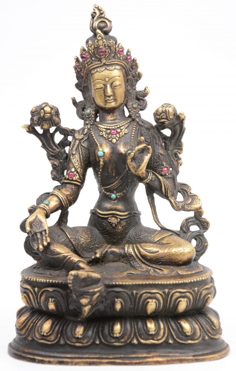 Een bronzen Boeddha , versierd met kraaltjes.