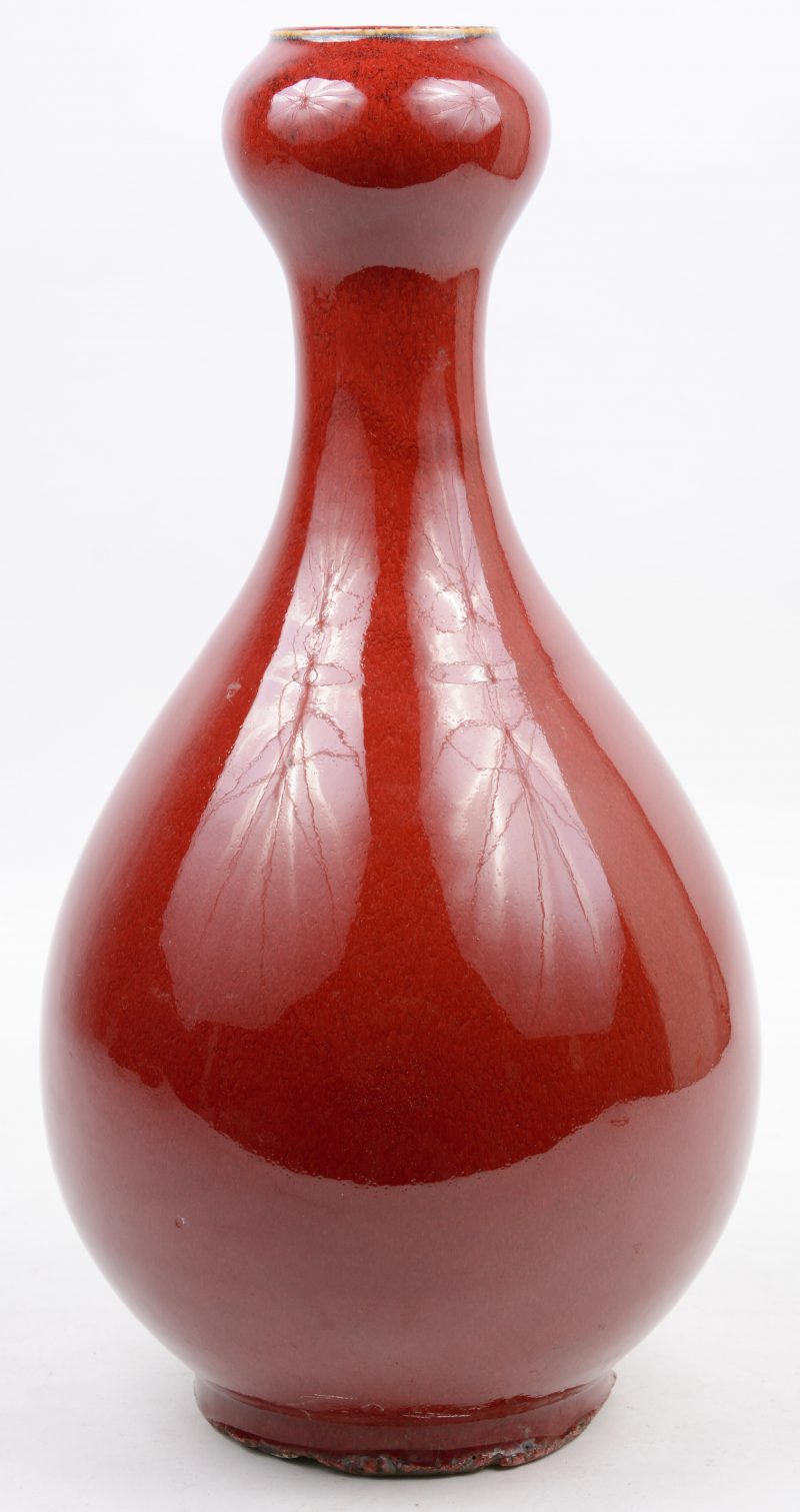 Een druppelvormige vaas van Chinees porselein met sang-de-boeufglazuur.