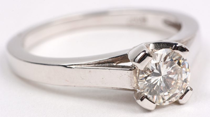 Een 18 karaats wit gouden ring bezet met een diamant van +- 0,66 ct.