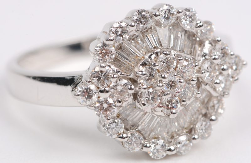 Een 18 karaats wit gouden ring bezet met diamant baguetten en briljanten met een gezamenlijk gewicht van +- 1,54 ct.