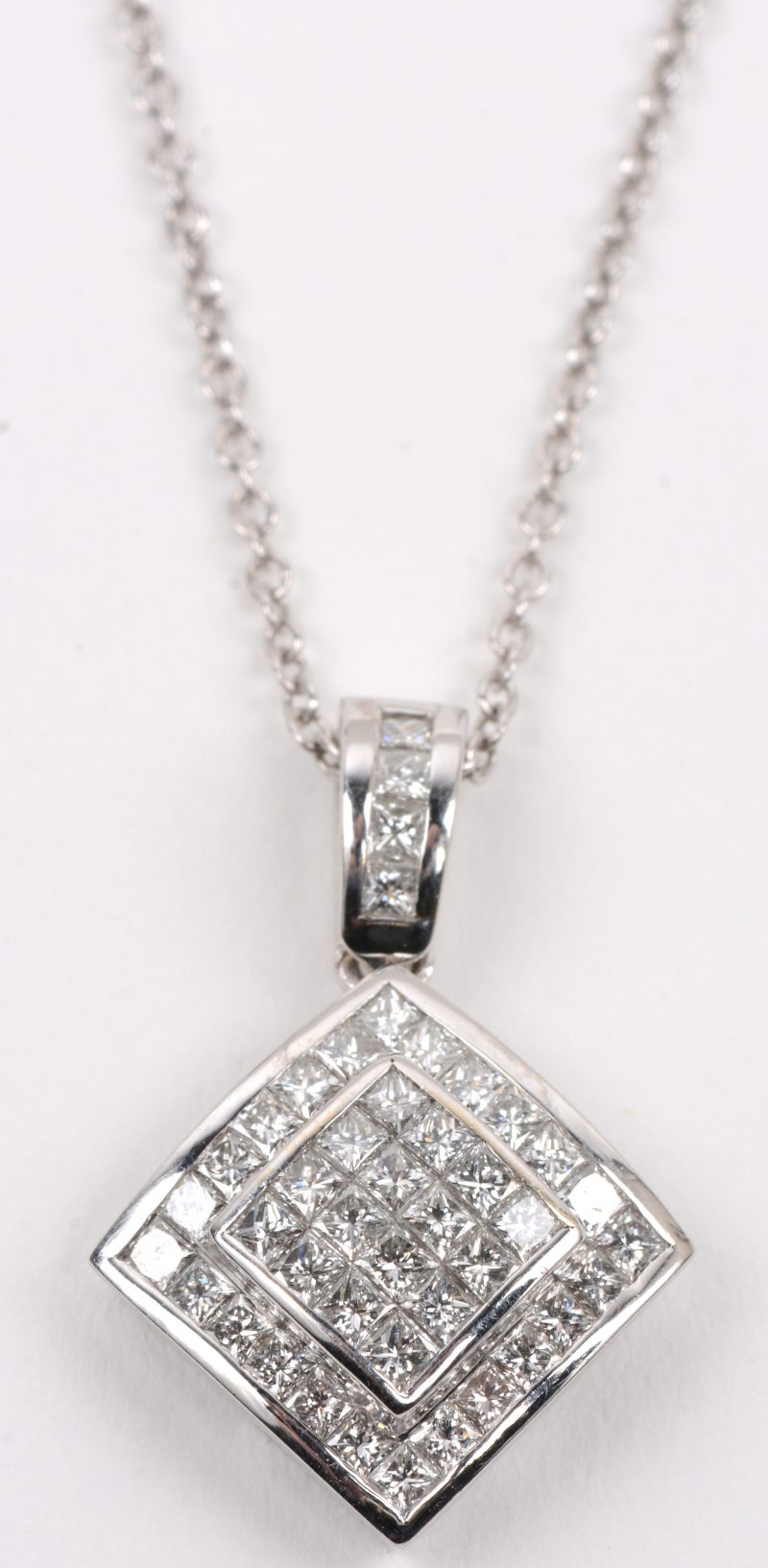 Een 18 karaats wit gouden ketting met hanger bezet met diamant princessen met een gezamenlijk gewicht van +- 2,86 ct.