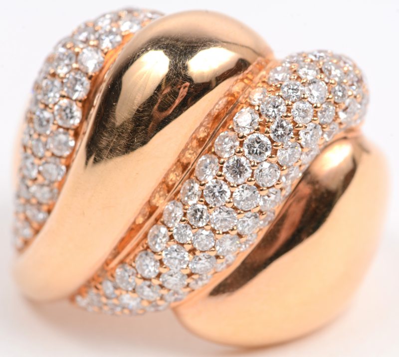 Een 18 karaats geel gouden ring  bezet met briljanten met een gezamenlijk gewicht van +- 2,23 ct.