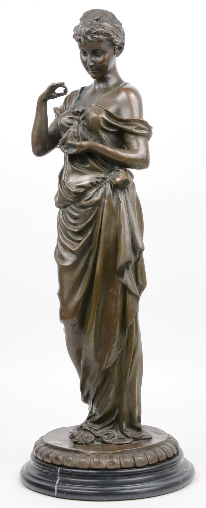 “Jonge vrouw met duif”. Een bronzen beeld op marmeren voetstuk. Met Franse garantiestempel.