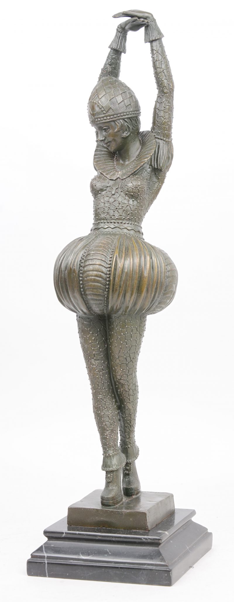 “Danseres”. Een bronzen beeld op marmeren voetstuk, naar een werk van Chiparus.