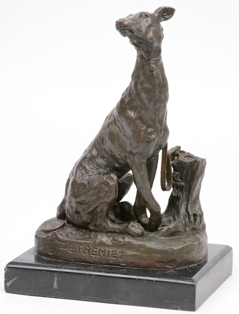 “Hond bij een stronk”. Een bronzen beeldje op marmeren sokkel naar een werk van Emmanuel Frémiet. Met Parijse garantiestempel.