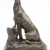 “Hond bij een stronk”. Een bronzen beeldje op marmeren sokkel naar een werk van Emmanuel Frémiet. Met Parijse garantiestempel.