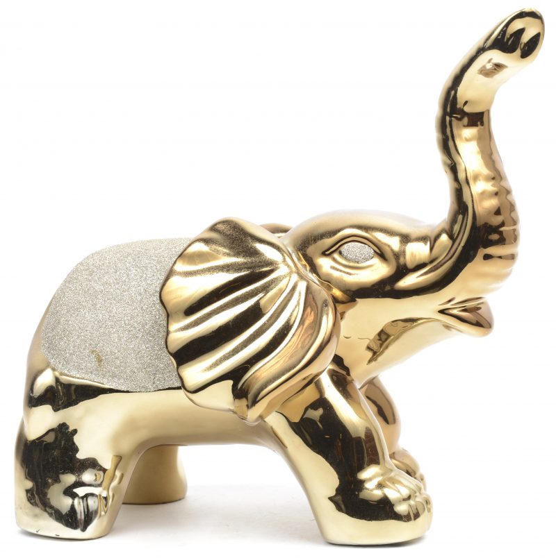 Een goudkleurig porseleinen olifantje.