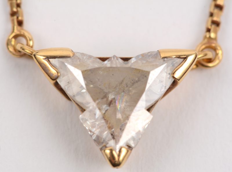 Een 18 karaats geel gouden ketting met hanger bezet met een diamant van +- 1,25 ct.