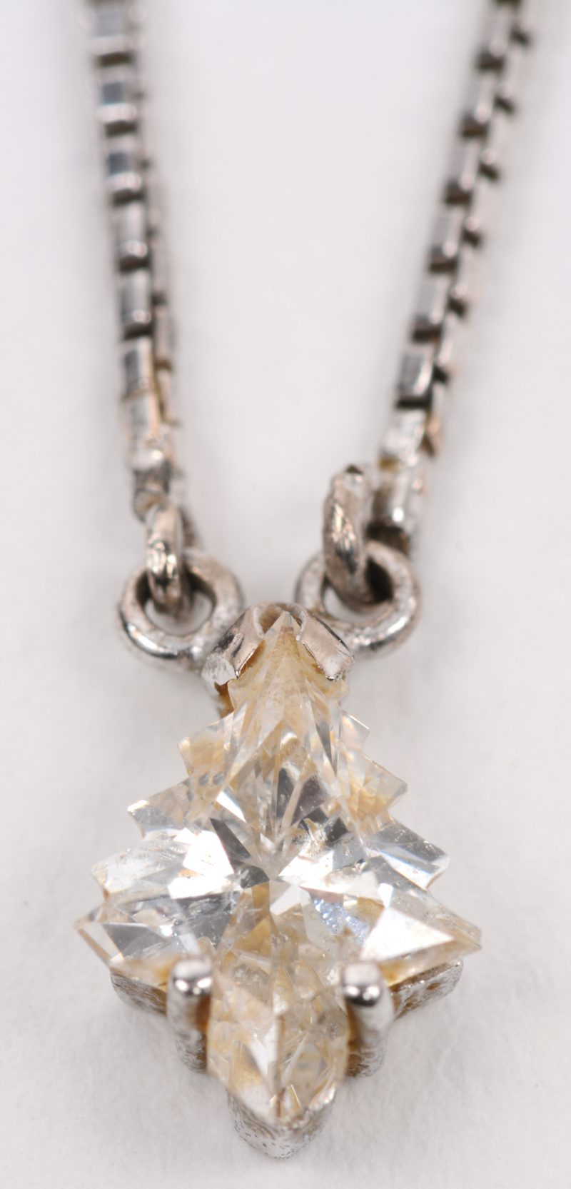 Een 18 karaats wit gouden ketting met hanger bezet met een diamant van +- 0,50 ct.