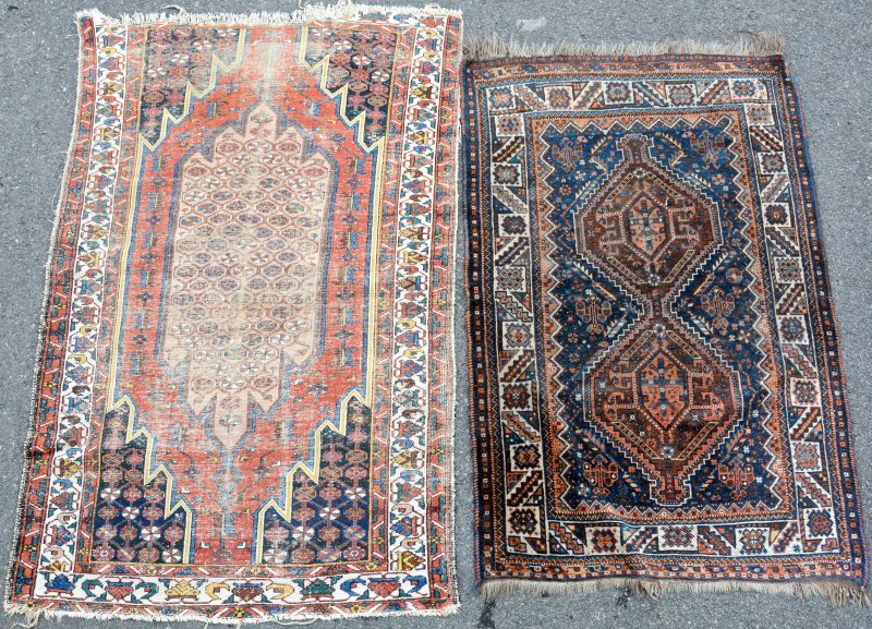 Twee antieke handgeknoopte Oosterse karpetjes. Slijtage.