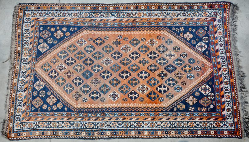 Perzisch tapijt van wol met kruismotief. Handgeknoopt.