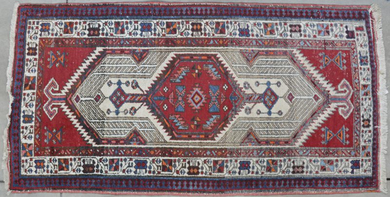 Een handgeknoopte Perzisch wollen karpet.