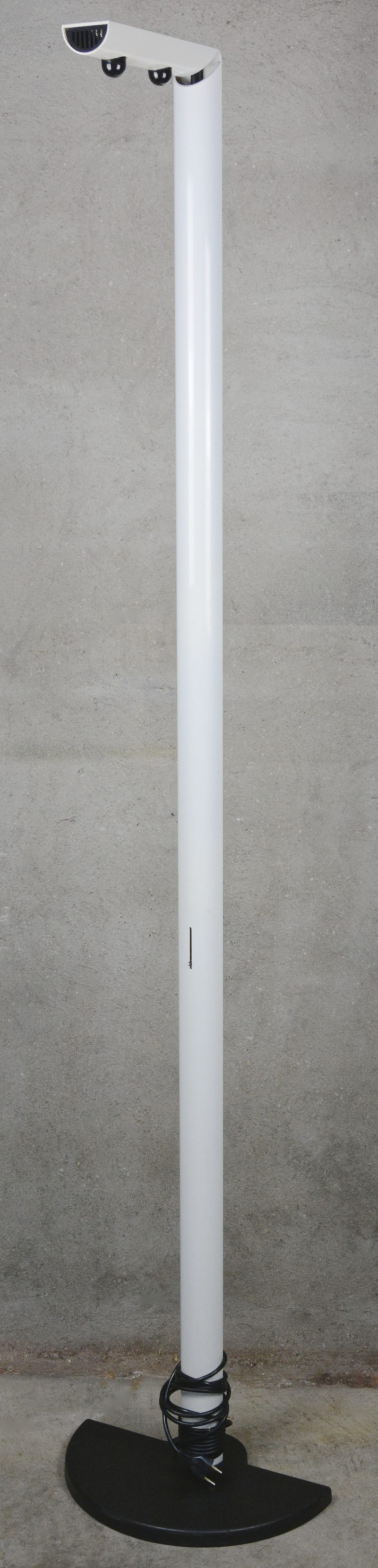 Een dimbare staande designlamp van wit en zwart metaal. Model ‘Ignazio’ naar ontwerp van G.F. Frattini.
