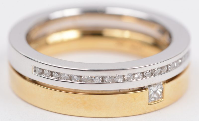 Een 18 karaats wit en geel gouden ring bezet met briljanten met een gezamenlijk gewicht van +- 0,22 ct.