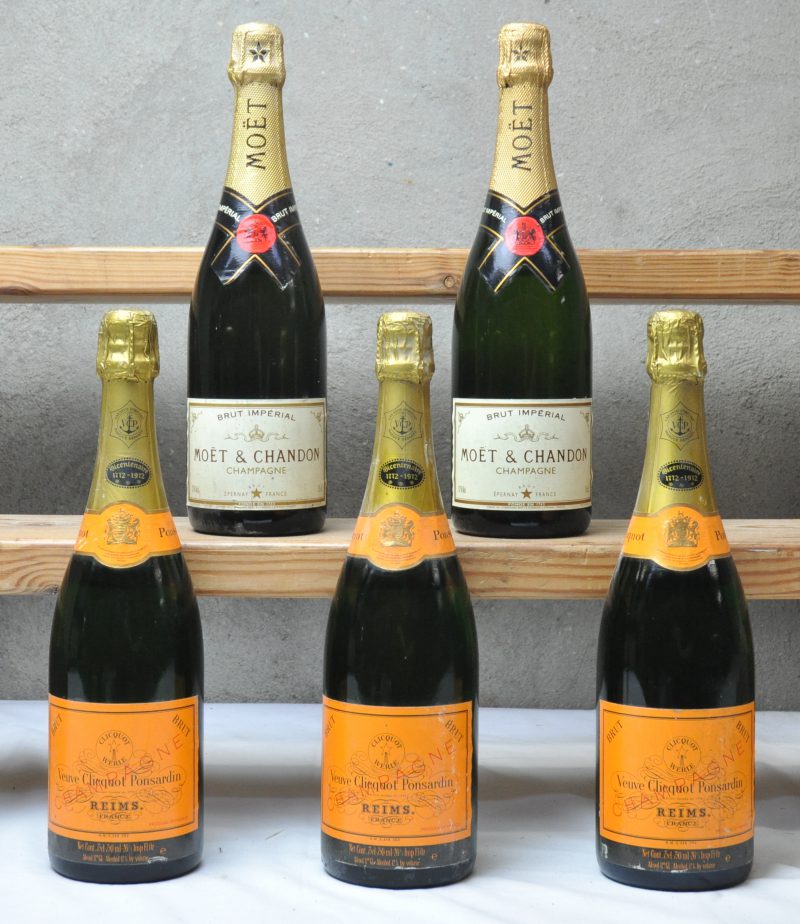 Lot Champagne        aantal: 5 bt.    Moët & Chandon Brut A.C. Champagne       aantal: 2 bt.    Veuve Clicquot Ponsardin Brut A.C. Champagne     1972  aantal: 3 bt. Bicentenaire 1772 - 1972