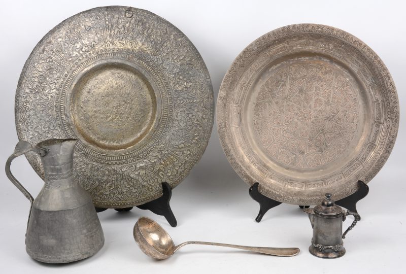 Een gevarieerd lot zilver en tin met twee schotels, een waterkan, een melkkannetje en een pollepeL