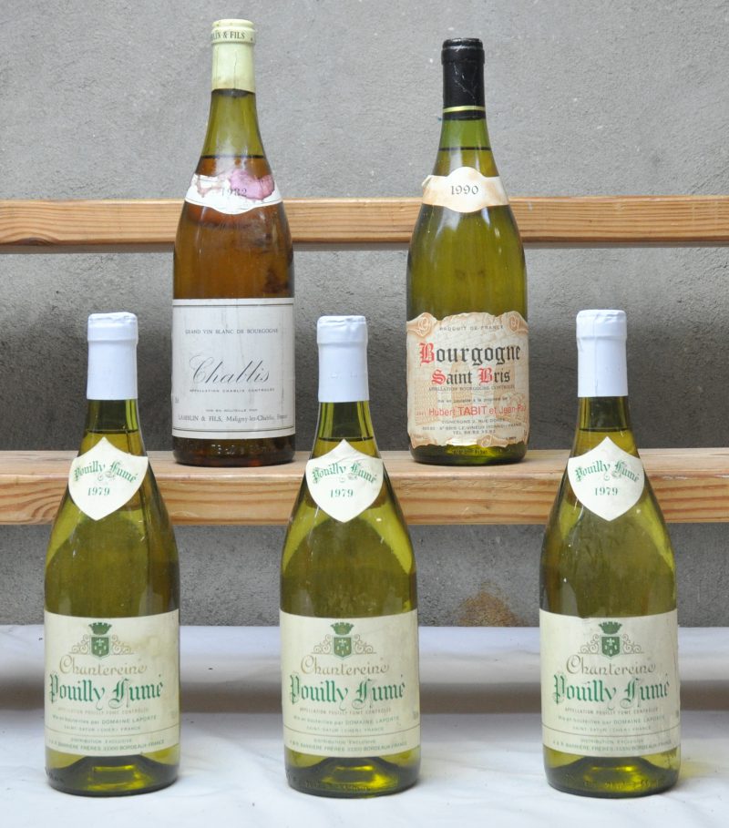 Lot witte wijn        aantal: 5 Bt.    Pouilly Fumé Chantereine A.C.  Domaine Laporte, Saint-Satur M.D.  1979  aantal: 3 Bt.    Bourgogne Saint Bris A.C.  Hubert Tabit et Jean-Paul M.P.  1990  aantal: 1 Bt.    Chablis A.C.  Lamblin & fils M.P.  1982  aantal: 1 Bt. Vuil etiket