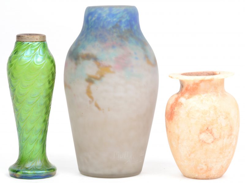 Drie glaspasta vazen, waarvan één gemerkt Müller Frères, één in de geest van Loetz en één naar Romeins voorbeeld.