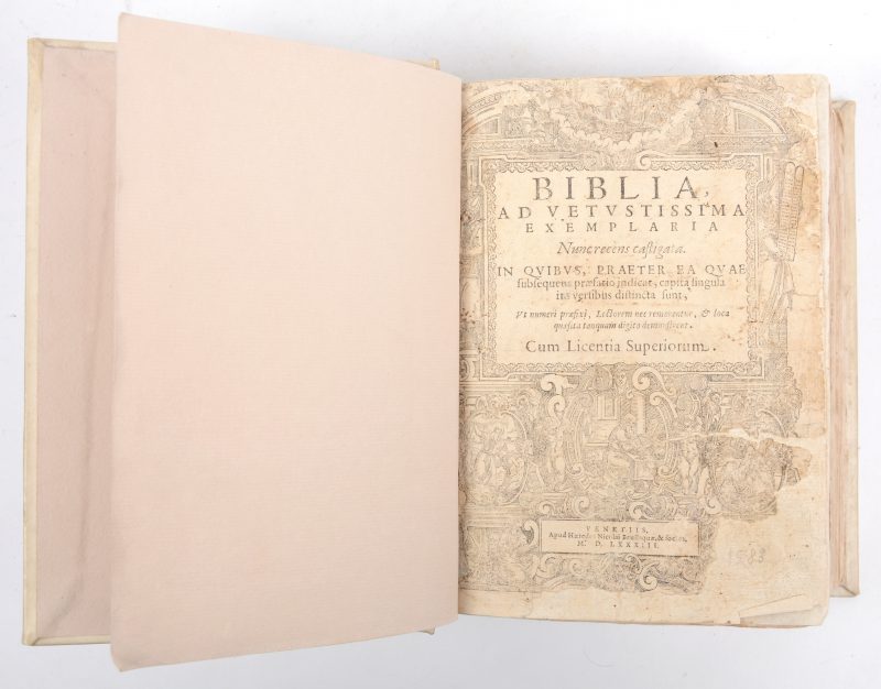Biblia, ad vetustissima exemplaria. Ed. Apud Haeredes Nicolai Beuilaquae, & Socios, Venetiis 1583. Talrijke gravures. Recente perkamenten band. Enkele pagina’s hersteld, w.o. ook het frontispice.
