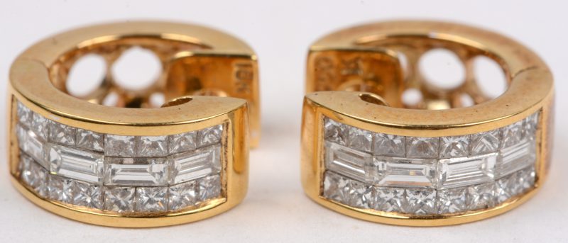 Een paar 18 karaats geel gouden oorbellen bezet met diamant baguetten en princessen met een gezamenlijk gewicht van +- 0,92 ct.