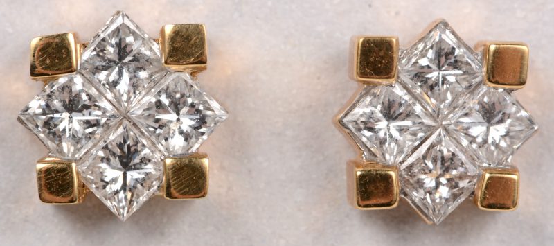 Een paar 18 karaats geel gouden oorbellen bezet met diamant princessen met een gezamenlijk gewicht van +- 1,12 ct.