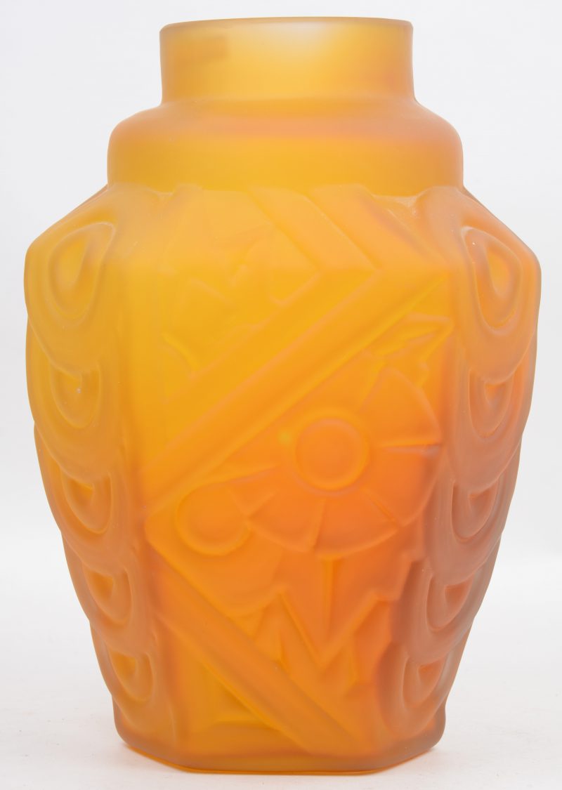 Een vaas van amberkleurig glas naar ontwerp van Catteau. Gemekrt noch gesigneerd.